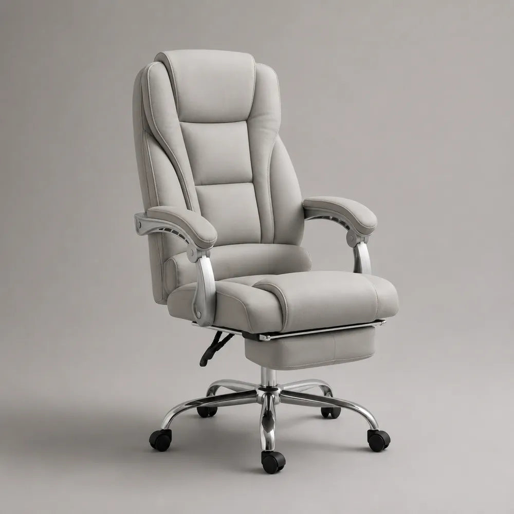 Sedia da ufficio girevole in ecopelle PU con schienale alto imbottito struttura in acciaio cromato base a cinque razze con ruote colore grigio chiaro 62x68x110 cm